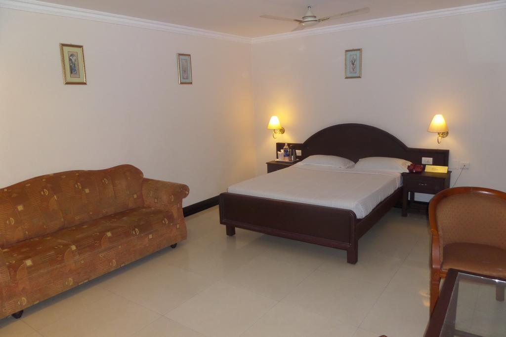Hotel Elegance Kaladi Phòng bức ảnh