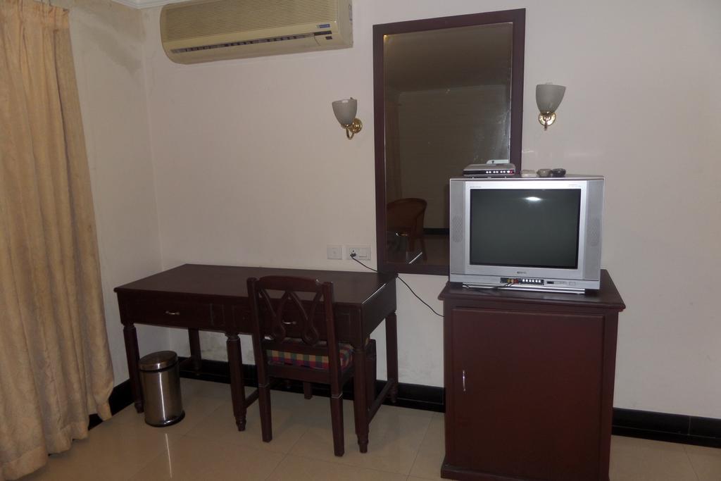 Hotel Elegance Kaladi Phòng bức ảnh
