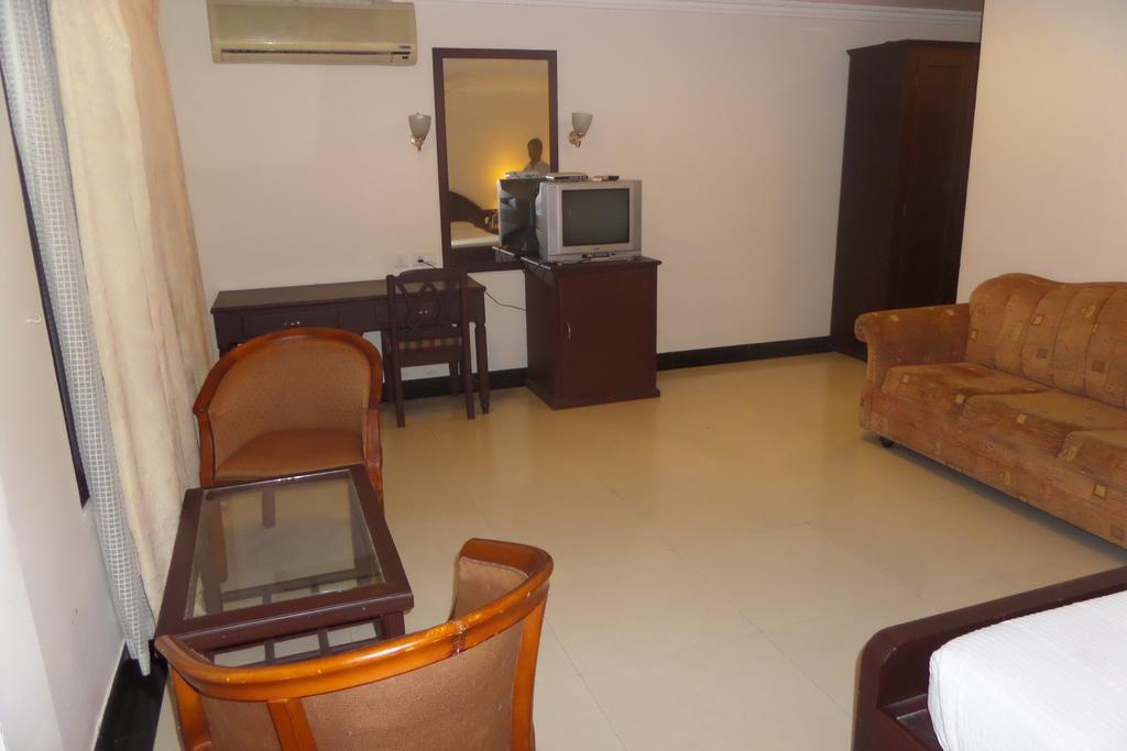 Hotel Elegance Kaladi Phòng bức ảnh
