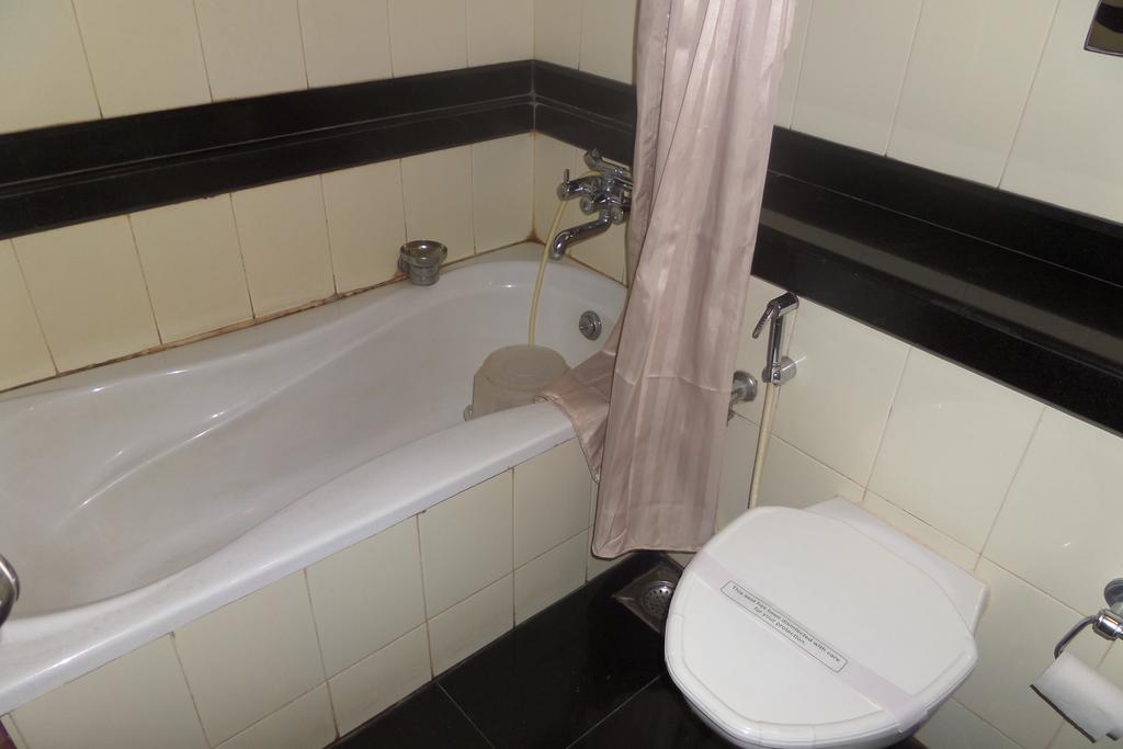 Hotel Elegance Kaladi Phòng bức ảnh