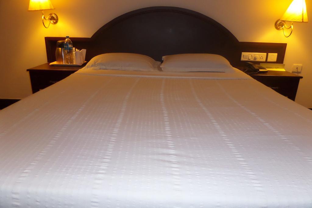 Hotel Elegance Kaladi Phòng bức ảnh